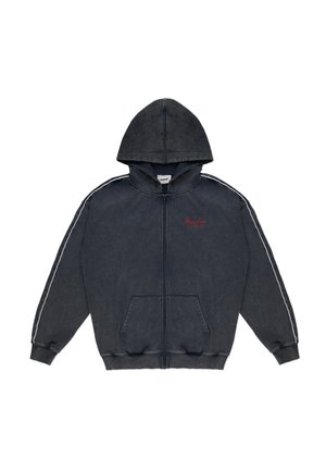 Bluza z kapturem i zamkiem błyskawicznym w ciemnoszarym kolorze z białymi paskami po bokach, kieszeniami kangurzymi oraz czerwonym haftowanym logo na lewej piersi.