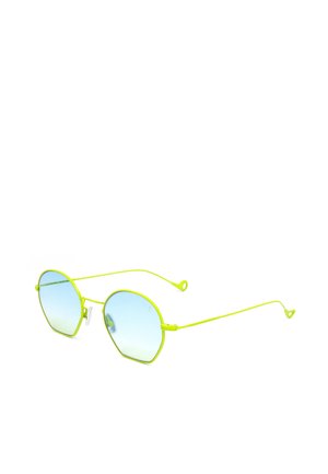 Occhiali da sole sottili giallo neon con lenti rotonde tinta azzurro chiaro e aste curve delicate su sfondo bianco.