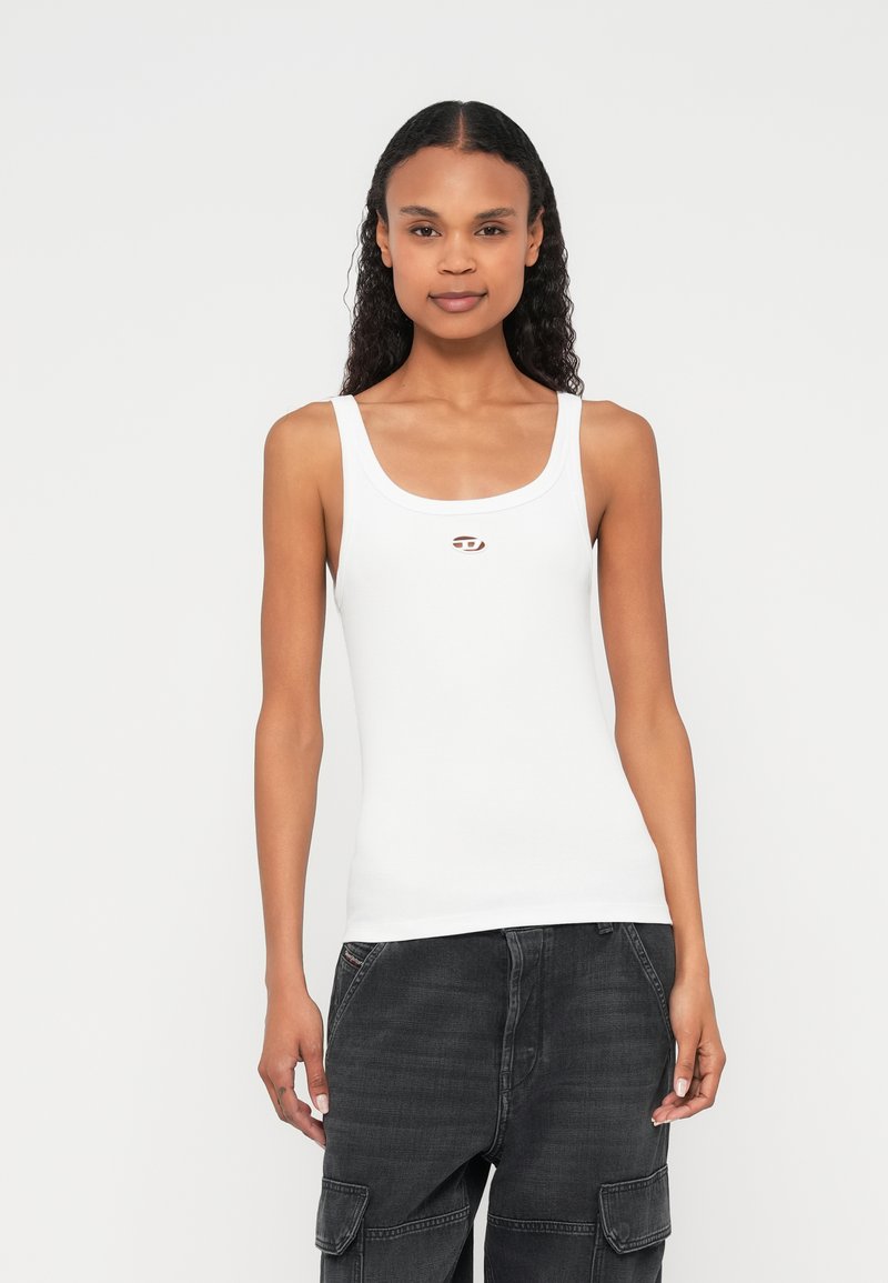 Balta ribota krekla tipa virskrekls ar platām lencēm un izgriezumu apaļā kakla līnijā, centrā priekšpusē ar nelielu metāla logotipu. Gluds, elastīgs audums.