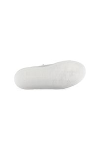 Wit sneakersole met een gestructureerd rubberen patroon, voorzien van een zichtbaar logo "Cabor" dat op de zijkant is gedrukt en een gladde, ronde vorm heeft.