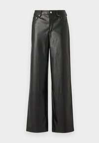 Pantalons larges en cuir noir avec taille haute, poches avant et texture lisse agrémentée de détails en métal.