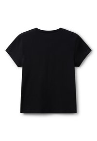 Černé tričko s krátkým rukávem, hladká bavlněná tkanina, volný střih, kulatý výstřih a žádné viditelné logo na zadní straně.