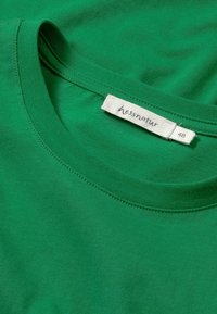 hessnatur REGULAR  - T-Shirt basic - grün