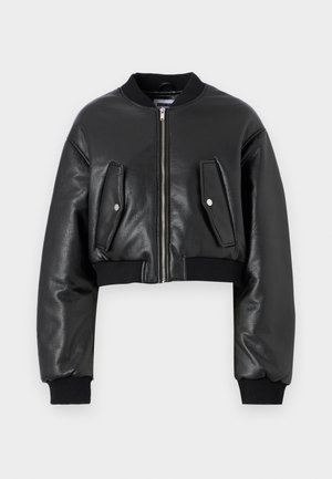 Črna kratka bomber jakna iz teksturirane usnjene tkanine z rebrastimi manšetami, ki vključuje dva žepa s poklopcem in zadrgo na sprednji strani.