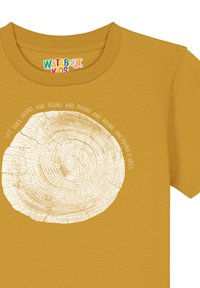 Senfgelbes T-Shirt mit einem runden Baumring-Design. Text umkreist das Design und sagt: "Das Leben geht rund und rund und rund."