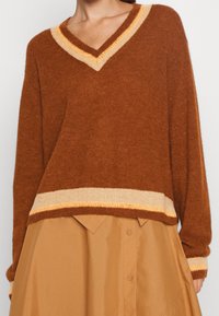 Rejina Pyo Stickad tröja - brown