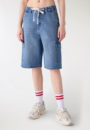 CON TASCONI E COULISSE - Shorts di jeans - blu denim medio