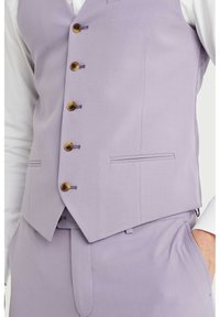 Lila formální vesta z hladké látky, s pěti hnědými knoflíky, dvěma bočními kapsami a detaily na míru.