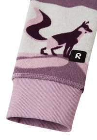 Lilla og grå mønstret genser med en revdesign; ribbet rosa mansjetter; myk strikket tekstur; logomerke med en hvit "R" på svart bakgrunn.