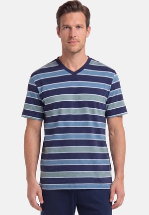 Mann trägt ein kurzärmeliges V-Ausschnitt-T-Shirt mit horizontalen Streifen in Marineblau, Hellblau und Grau und steht vor einem einfarbigen Hintergrund.