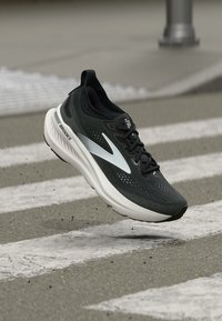 Selezionato, black grey white