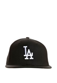 Casquette noire à visière plate avec le logo "LA" brodé en blanc à l'avant. Fabriquée en tissu au toucher lisse. Présente une couronne structurée.