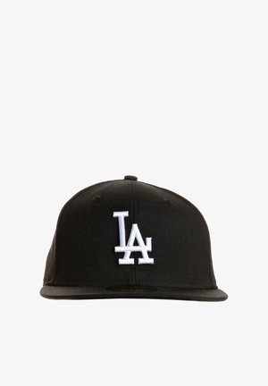 Gorra plana negra con el logotipo blanco "LA" bordado en la parte delantera. Fabricada con un tejido de textura suave. Presenta una corona estructurada.
