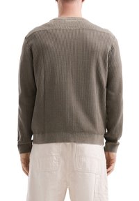 Brauner gerippter Strickpullover mit langen Ärmeln, Rundhalsausschnitt und gerippten Bündchen. Er zeichnet sich durch eine strukturierte Oberfläche und eine lockere Passform aus.