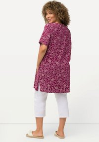 Ulla Popken SHORT SLEEVE V-NECK  - Camiseta estampada - magnolia red
