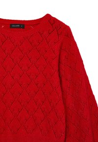 Pull rouge tricoté avec motif ajouré en forme de losange et encolure ronde, étiqueté taille petite.