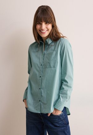 Lichtblauw gestreept shirt met een borstzak, lange mouwen en knoopsluiting aan de voorkant. Zachte stof met een gladde textuur. Te combineren met donkere jeans.