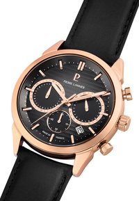 Czarny skórzany zegarek na pasku z różowozłotą stalową kopertą. Ciemna teksturowana tarcza z trzema subtarcze, oknem daty oraz detalem logo.