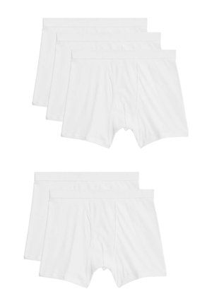 Pięć par zwykłych białych męskich bokserek ułożonych w dwóch rzędach na białym tle.