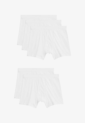 Cinq paires de boxers blancs unis pour hommes, disposées en deux rangées sur un fond blanc.
