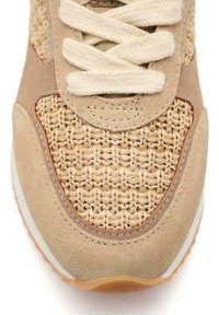 Sneaker beige con parte superiore in tessuto intrecciato, accenti in suede e lacci crema. Presenta una suola ammortizzata e dettagli di cucitura discreti.
