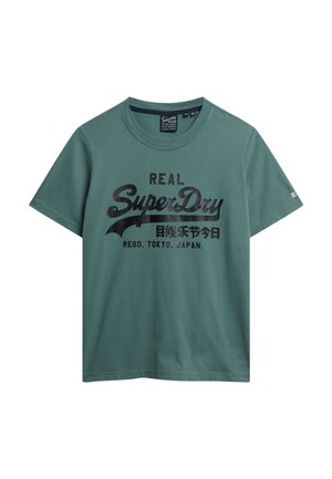 Groen T-shirt met korte mouwen en een ronde hals, met een zwart logo "Real SuperDry Regd. Tokyo, Japan" en Japanse karakters op de borst.