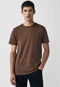 Next - ESSENTIAL CREW NECK REGULAR - Pamata T-krekls - chocolate mid brown Miniatūras attēls 1