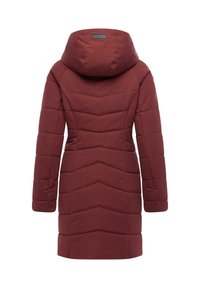 Burgundy vadderad jacka med huva, med ett chevronmönster, slät textur och figurnära design. Bakvy visar vertikala sömmar.