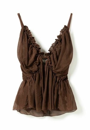 Hnedá blúzka bez rukávov s volánikovým výstrihom do V, tenkými ramienkami a zhromaždenou látkou v páse a na hrudi, vyrobená z priehľadného ľahkého materiálu.