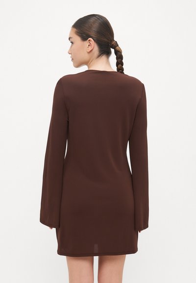 Brun langærmet kjole med et enkelt design, glat tekstur og lige snit, der når til midt på låret, med en rund halsudskæring.