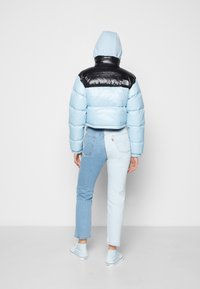 The North Face NUPTSE SHORT JACKET - Casaco de penas - beta blue