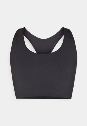 Czarny sportowy stanik z gładkiego materiału, z plecami w stylu wyścigowym, szerokimi ramiączkami i minimalistycznym krojem. Bez ozdób ani wzorów.