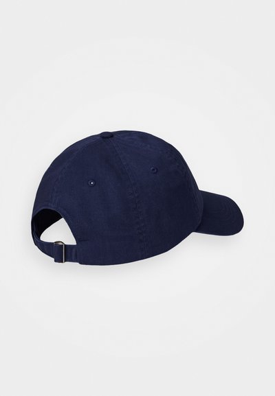 Casquette de baseball bleu marine en coton, avec une visière incurvée, une sangle réglable et des oeillets de ventilation sur les côtés. Texture lisse.