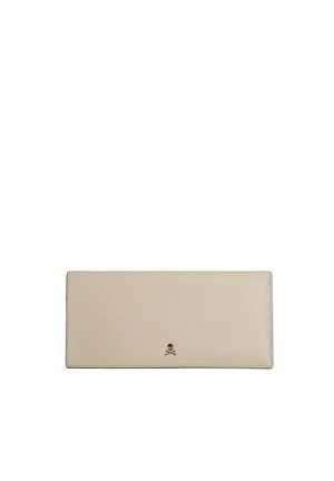 Cartera rectangular de cuero beige con un pequeño emblema dorado de calavera y huesos cruzados centrado cerca del borde inferior.