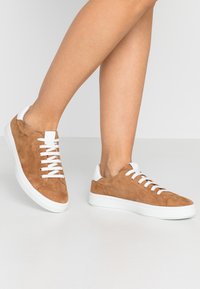 Tamaris LACE-UP - Trainers - cognac