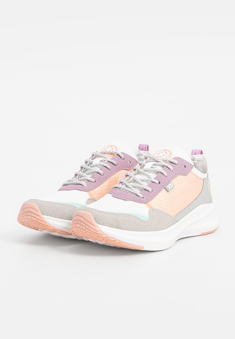 Zapatillas deportivas con una mezcla de gris, lavanda y acentos en coral. Presentan laterales de malla, ante texturizado y una suela blanca gruesa.