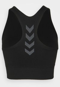Svart sports-bh med racerback-design og et teksturert mønster av tre vertikale striper i grått langs midten av ryggen.