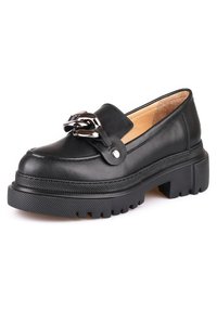 Schwarzer Leder-Schlüpfschuh mit einer klobigen Gummisohle, der ein dekoratives silbernes Kettenakzent auf dem Vorderblatt und kontrastierende strukturierte Details aufweist.