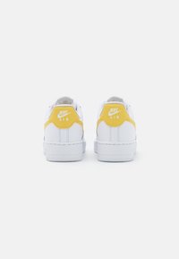 Nike Sportswear AIR FORCE 1 - Sapatilhas - white/saturn gold/white