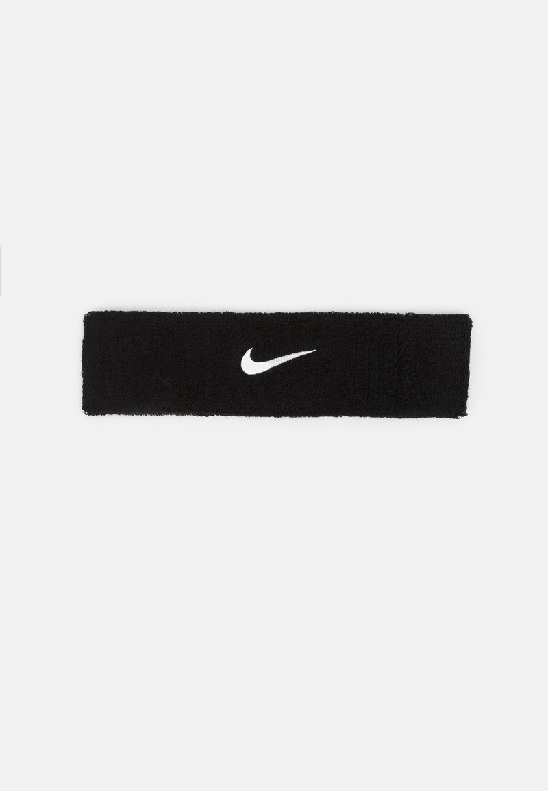 Czarna opaska z frotty z wyraźnym białym logo Nike, prostokątna forma, o miękkiej fakturze i równomiernej grubości w całej długości.