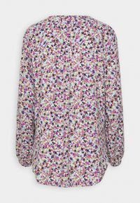 Langärig blouse in een bloemenprint met roze, paarse en zwarte bloemen op een lichtblauwe achtergrond, met een ronde halslijn en een gebogen zoom.