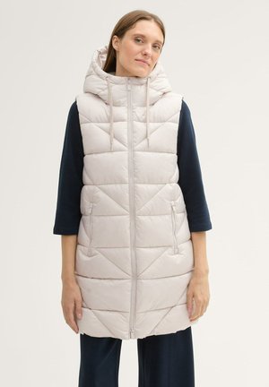 Veste rembourrée de couleur claire avec capuche, dotée d'une fermeture éclair sur le devant, de poches latérales et d'un motif matelassé en forme de losange.