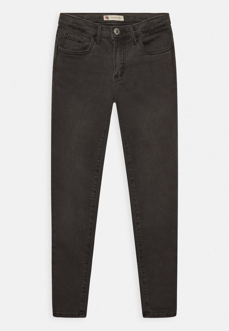 Vaqueros skinny de mezclilla negra con una textura suave, cinco bolsillos, presillas para cinturón y cierre frontal con botón. Parte delantera plana sin adornos.