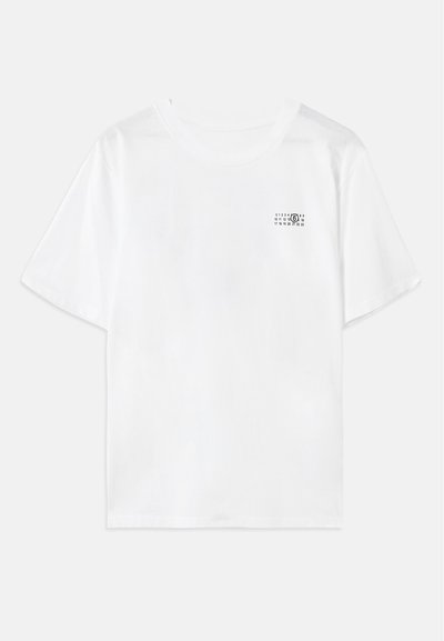 T-shirt branca de manga curta, com um estampado de bolso com números pretos e um símbolo circular. Tecido de algodão com um corte descontraído.