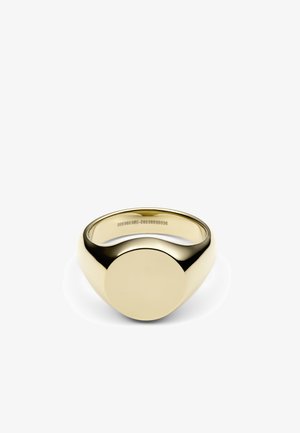 Auksinės spalvos žiedas su lygiu, suapvalintu dizainu, išsiskiriantis ryškia plokščia viršutine dalimi ir poliruotu paviršiumi visame žiede.