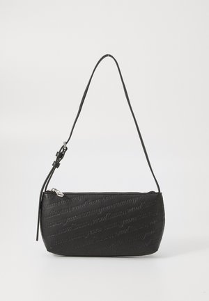 Borsa nera in materiale sintetico, con design del logo in rilievo. Ha una forma arrotondata, un profilo snello e una tracolla regolabile.