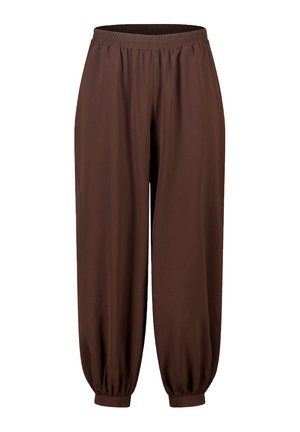 Bruine wijde broek met elastische tailleband en opgerimpelde elastische boorden bij de enkels, weergegeven op een witte achtergrond.