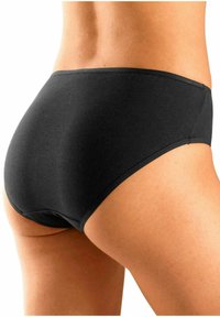 Melnas kokvilnas augsto jostasvietu biksītes ar gludu tekstūru un minimāliem šuvēm. Aprīkotas ar klasisku jostasvietu un pilnīgu segumu.