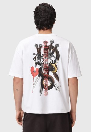 Weißes T-Shirt mit kurzen Ärmeln, das ein grafisches Design von Schwertern, einer Schlange und einem Herzen mit roten Akzenten zeigt. Auf der Rückseite befindet sich schwarzer Text "ALLSAINTS".