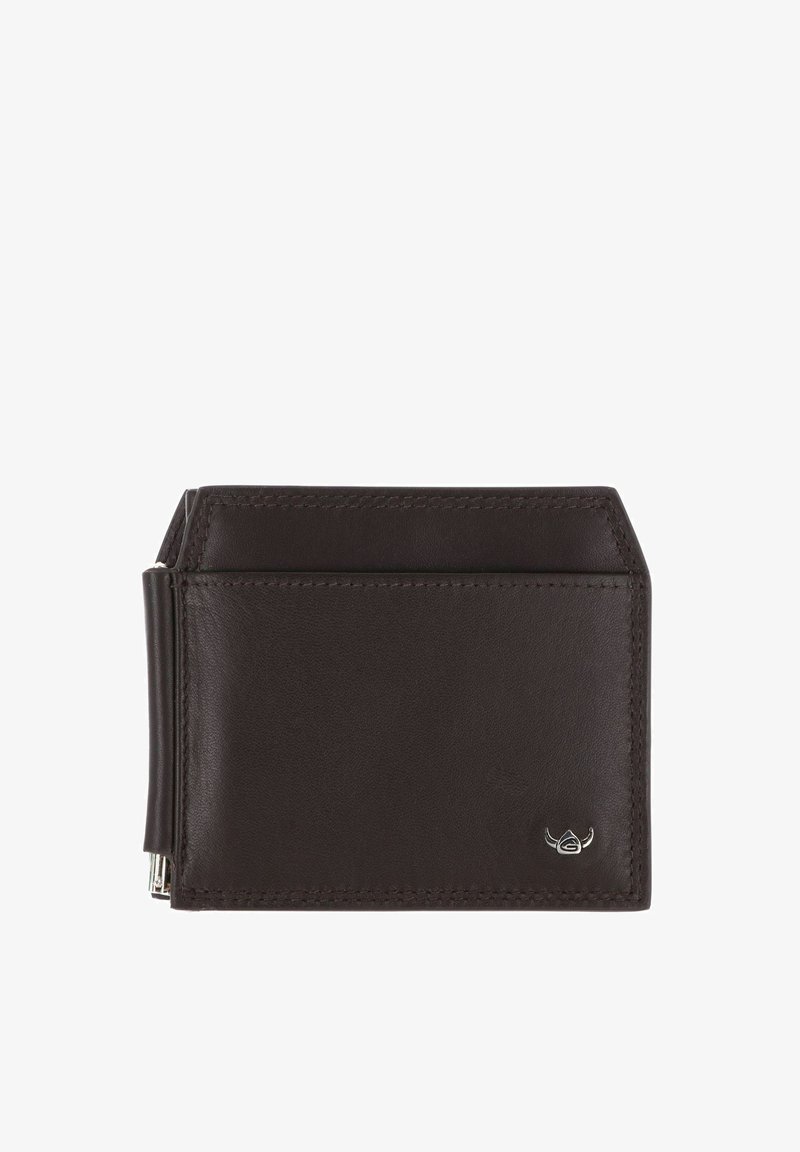 Portefeuille bifold en cuir brun foncé avec une poche avant et un petit emblème argenté dans le coin inférieur droit sur fond blanc.